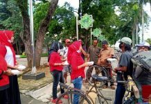 Jumat Berkah, Ormas Barak Bagi-bagi Masker dan Nasi Kotak