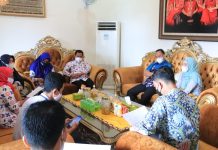 Keluarga Bupati, Wabup dan Ketua DPRD Tandai Pendataan Keluarga di Pringsewu