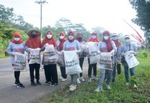 Peringati HUT Tubaba ke-12, TP PKK Susur Sampah