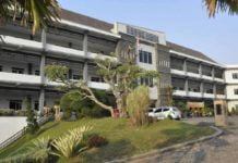 Khilaf Cium Dosen, Rektor Mengundurkan Diri