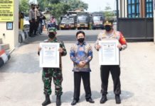 Kompak dalam Program Vaksinasi TNI-Polri, Dandim 0501 dan Kapolres Metro Jakarta Pusat Raih Penghargaan Presisi Award