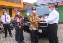 Pemkab Lampura Terima Bantuan Mobil dari CSR Bank Syariah Kotabumi