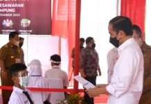 Tinjau Vaksinasi Pelajar di Lampung, Jokowi: Secepatnya Pelajar Bisa Segera Ikut PTM