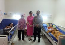 Wujud Kepedulian, Kapolres dan Ketua Bhayangkari Lampung Utara Jenguk Ibu dan Anak Korban Begal