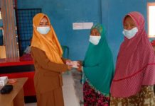 Kades Anita Yana Bagikan BLT DD Akhir Tahun 2021 di Sungai Badak