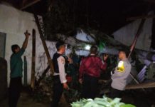 Puting Beliung, Bhabinkamtibmas Polsek Tumijajar Cek Kerusakan Rumah Warga