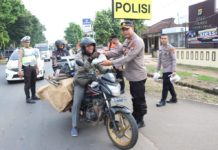 Berhentikan Pengguna Jalan, Polres Lampung Timur Bagi Ta’jil Gratis