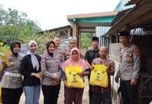 Berkah Ramadhan, Polres Tulang Bawang Barat Berikan Bansos untuk Warga Tak Mampu