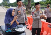 Hari Ketiga Ramadhan, Kapolres Tulang Bawang Barat Bagi-bagi Takjil di Depan Islamic Centre