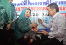 Pj Bupati dan Pj Ketua TP-PKK Tubaba Berikan Vaksin Polio Langsung Kepada Masyarakat