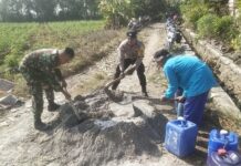 Bhabinkamtibmas Tumijajar dan Warga Binaan Laksanakan Gotong Royong Bersama