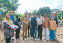 Kadis Sosial Tubaba Berikan Bantuan pada Warga yang Rumahnya Roboh Diterjang Angin Kencang