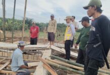 Kades Negara Nabung Tinjau Pembangunan Jembatan yang Menghubungkan Tiga Dusun