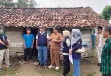 TKSK Wakili Dinas Sosial Tubaba Sambangi Kediaman Eri Suheri, Warga Kelurahan Dayamurni