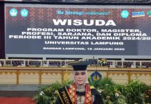 Wisuda Unila Tahun 2025, Mira Rozanna Lulusan Terbaik 1 Program Doktor dengan Pujian Skor 388