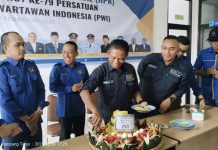 PWI Lampung Timur Potong Tumpeng HPN 2025 dan HUT PWI Ke-79