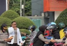 Polda Lampung Bagikan Suplemen Vitamin untuk Pengendara di Bundaran Tugu Adipura