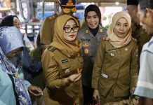 Bupati Ela Siti Nuryamah Tinjau Harga dan Ketersediaan Bahan Pokok di Pasar Sukadana, Sorot Harga Minyak Goreng
