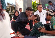 Wabup Tubaba Dampingi Kadis Sosial dan Wakil Ketua TP- PKK Serahkan Bantuan Kursi Roda untuk Anak Disabilitas dari Global Village Foundation Australia