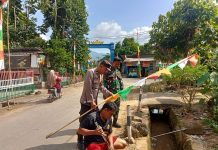 Sambut HUT RI Ke-80, Bhabinkamtibmas Polsek Padang Cermin Bersama Bhabinsa ajak Masyarakat Kibarkan Bendera Merah Putih