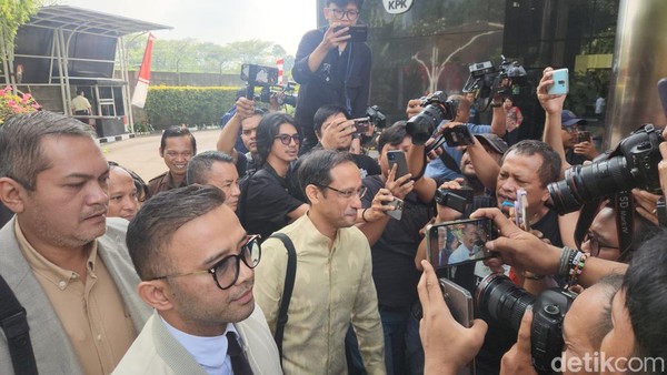 nadiem-dan-pengacaranya-di-kpk-1754533847557_169