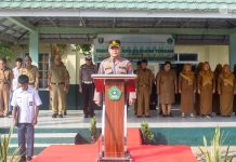 Kapolsek Tulang Bawang Tengah Jadi Pembina Upacara di SMK Negeri 1, Tekankan Bahaya Kenakalan Remaja dan Bijak Bermedia Sosial