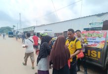 Jumat Berkah, Polsek Lambu Kibang Berbagi di Pasar Unit 6