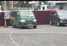 Mobil Tahanan “Standby” Dihalaman Kantor Kejati Lampung Disaat Pemeriksaan Eks Gubernur Arinal Djunaidi Kasus Tipikor PT. LEB Rp271 M