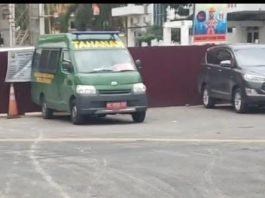 Mobil Tahanan “Standby” Dihalaman Kantor Kejati Lampung Disaat Pemeriksaan Eks Gubernur Arinal Djunaidi Kasus Tipikor PT. LEB Rp271 M