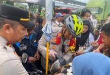 ‘Ngupi Pai Puakhi’ : Cara Unik Polisi Pelabuhan Bakauheni, Sapa Penumpang Kapal