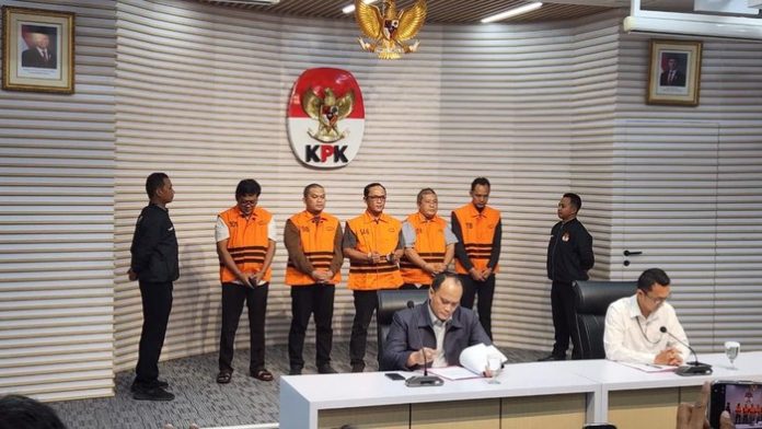 konferensi-pers-penetapan-tersangka-bupati-lampung-tengah-oleh-kpk-adrialdetikcom-1765439080681_169