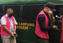 Dengan Tangan Diborgol, Lima Tersangka Dugaan Korupsi SPAM Pesawaran Dilimpahkan