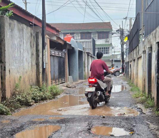 Warga Keluhkan Kerusakan Jalan Pelita 2 Kelurahan Labuhan Ratu Bandar Lampung