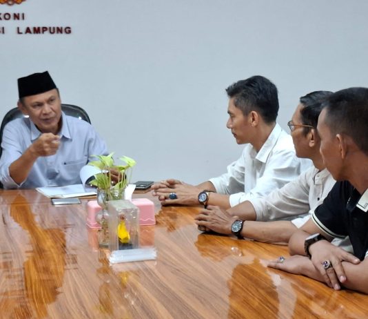 Serahkan SK Kepengurusan KONI Lampung Tengah, Taufik Ingatkan Keseriusan dalam Pembinaan Cabor