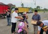 Ramadhan Berbagi, Sat Intelkam Polres Tulang Bawang Barat Bagikan Takjil di Jalan Raya Simpang uluan Nughik Panaragan Jaya