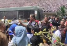 Sidang Kedua Dendi Ramadhona cs di Pengadilan Tipikor Tanjungkarang: Petugas Susah Payah Halau Massa Pendukung di Areal Steril Mobil Tahanan