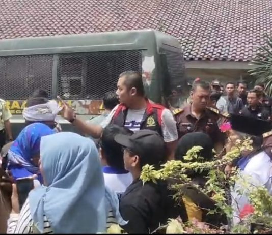 Sidang Kedua Dendi Ramadhona cs di Pengadilan Tipikor Tanjungkarang: Petugas Susah Payah Halau Massa Pendukung di Areal Steril Mobil Tahanan