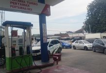 Rumor Kenaikan BBM, Antrian Mengular di Sejumlah SPBU Bandar Lampung, Istana Malah Bilang Belum Naik per 1 April 2026