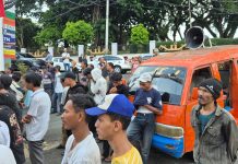 LSM Demo Kejati Lampung, Desak Usut Dugaan Pencucian Uang Eks Bupati Pesawaran