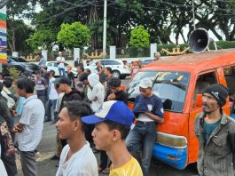 LSM Demo Kejati Lampung, Desak Usut Dugaan Pencucian Uang Eks Bupati Pesawaran