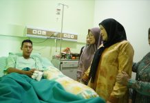 Walikota Jenguk Aulia Ahmad Akbar, Petugas BPBD Bandarlampug yang Alami Kecelakaan Kerja saat Evakuasi Bencana di Kedaton, Beri Bantuan Uang dan Hadiah Umroh