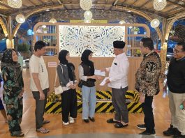 Mukhlis Basri Terharu dengan Perjuangan Keluarga Siswa Kembar Asal Krui yang Lolos UI: “Semoga ini Menjadi Inspirasi Pelajar Lampung agar Tidak Menyerah Mengejar Cita-cita”