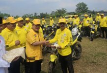 Serahkan Kendaraan Operasional pada PK Golkar Lampung Tengah, Hanan A. Rozak: Pertahankan Prestasi dan Besarkan Partai