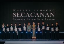 Ketua Dekranasda Provinsi Lampung Tampil di Catwalk, Tegaskan Dukungan bagi Kebangkitan Industri Kreatif Daerah